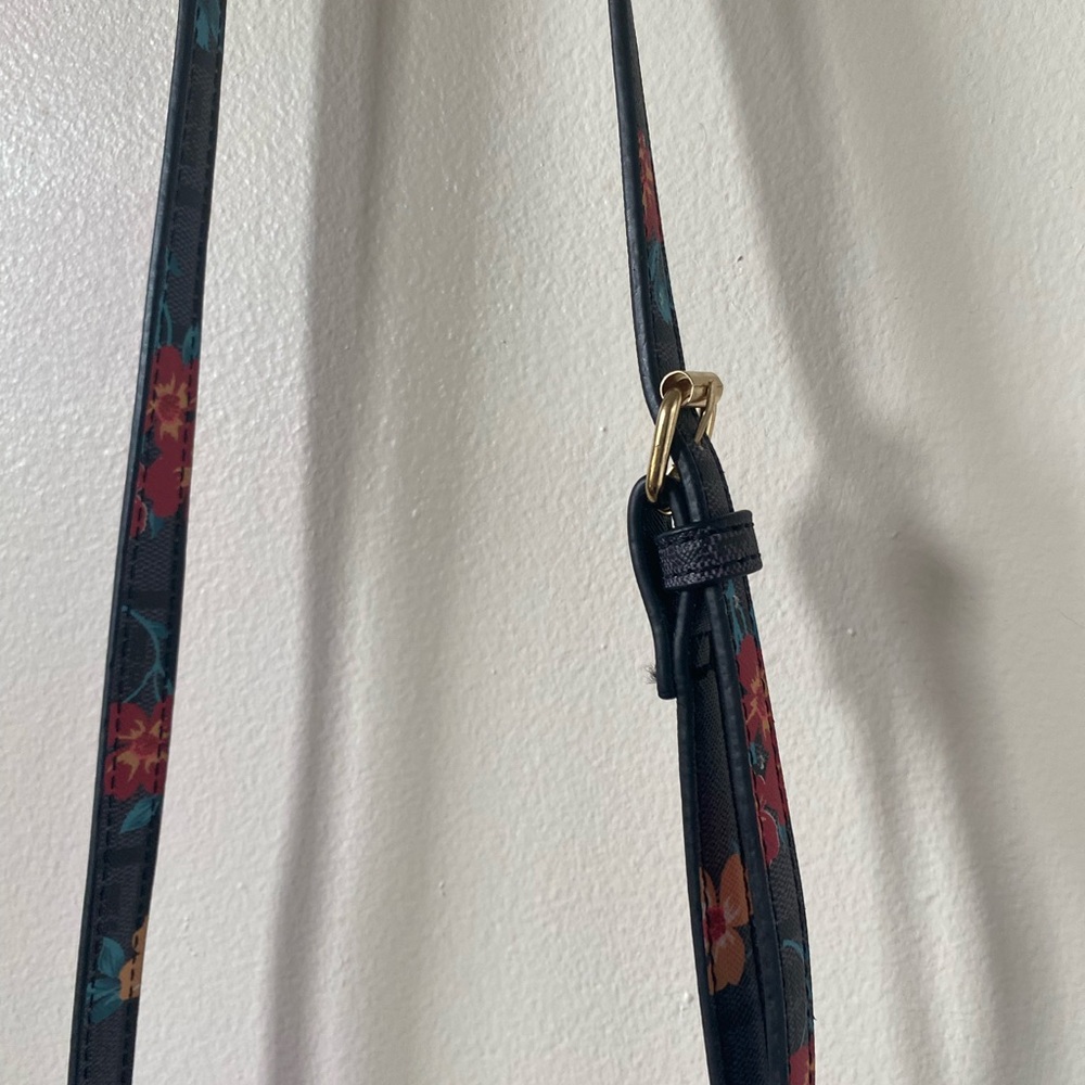 Steve Madden BTory Floral Crossbody Bag - Picture 6 of 10